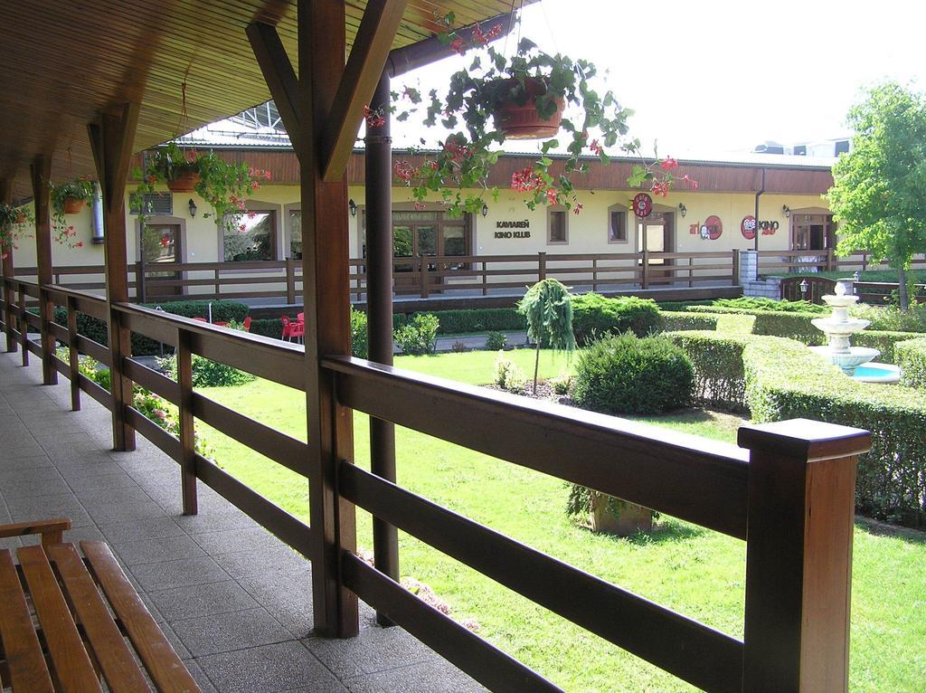 Hotel Slnecny Dvor Michalovce Ngoại thất bức ảnh