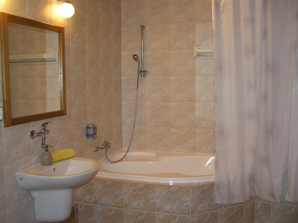 Hotel Slnecny Dvor Michalovce Phòng bức ảnh