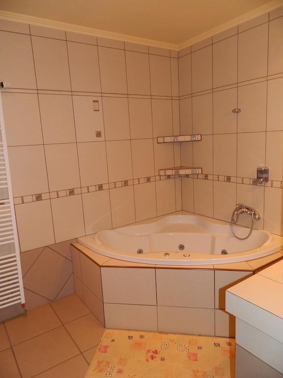 Hotel Slnecny Dvor Michalovce Phòng bức ảnh
