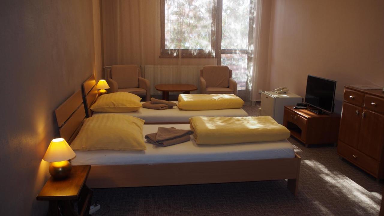 Hotel Slnecny Dvor Michalovce Ngoại thất bức ảnh