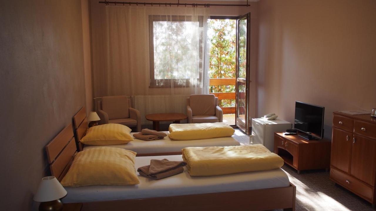 Hotel Slnecny Dvor Michalovce Ngoại thất bức ảnh