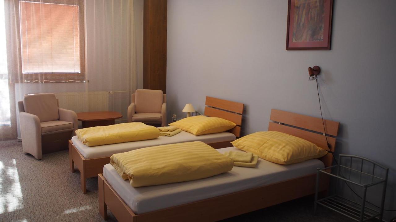 Hotel Slnecny Dvor Michalovce Ngoại thất bức ảnh