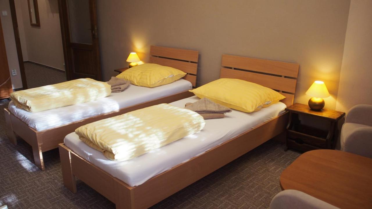 Hotel Slnecny Dvor Michalovce Ngoại thất bức ảnh