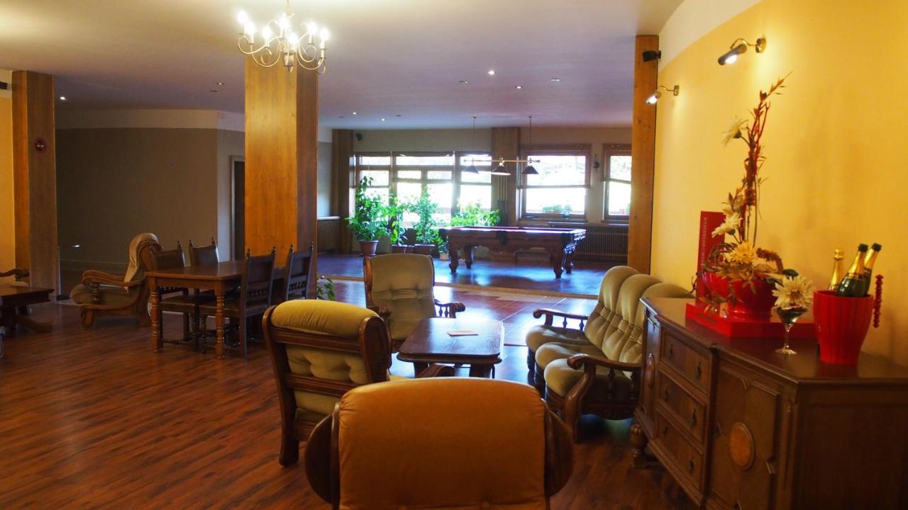 Hotel Slnecny Dvor Michalovce Ngoại thất bức ảnh
