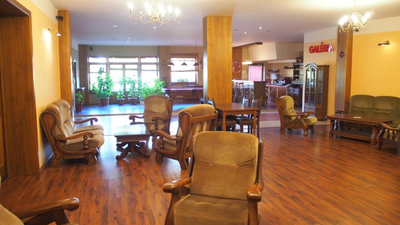 Hotel Slnecny Dvor Michalovce Ngoại thất bức ảnh