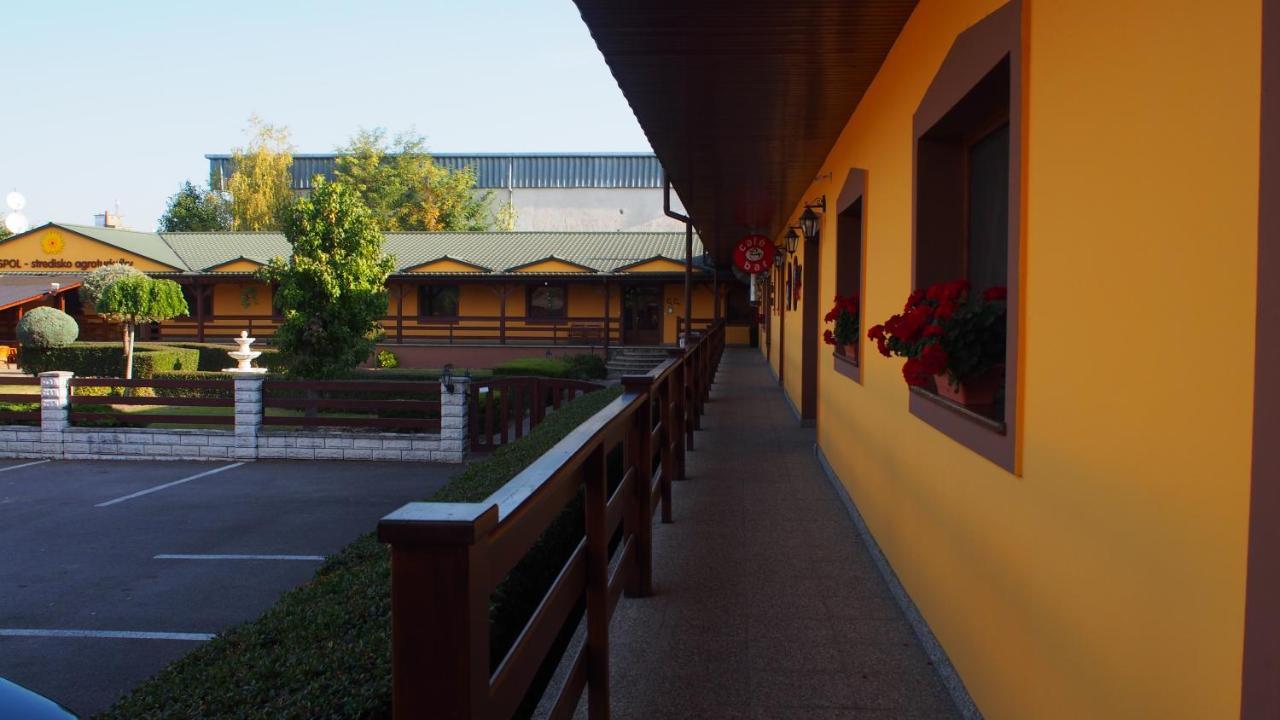 Hotel Slnecny Dvor Michalovce Ngoại thất bức ảnh