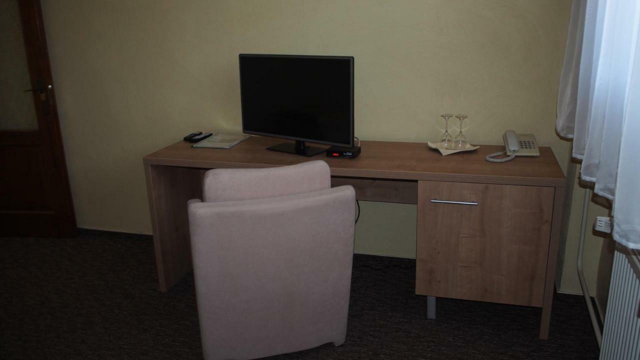 Hotel Slnecny Dvor Michalovce Ngoại thất bức ảnh