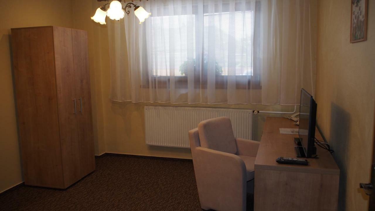 Hotel Slnecny Dvor Michalovce Ngoại thất bức ảnh